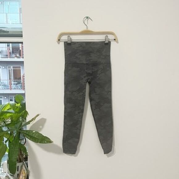 Spanx Look At Me Now Gray Camo Cropped Leggings Size Small - Picture 1 of 4